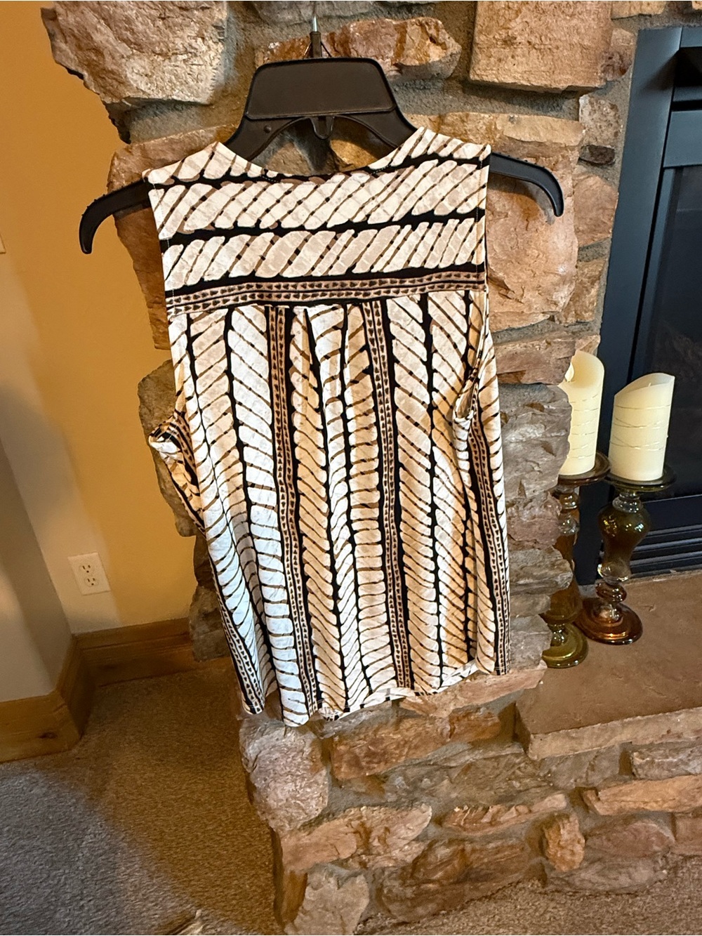 White House Black Market Black and White Striped Notch V-Neck Tank - Picture 3 of 7
